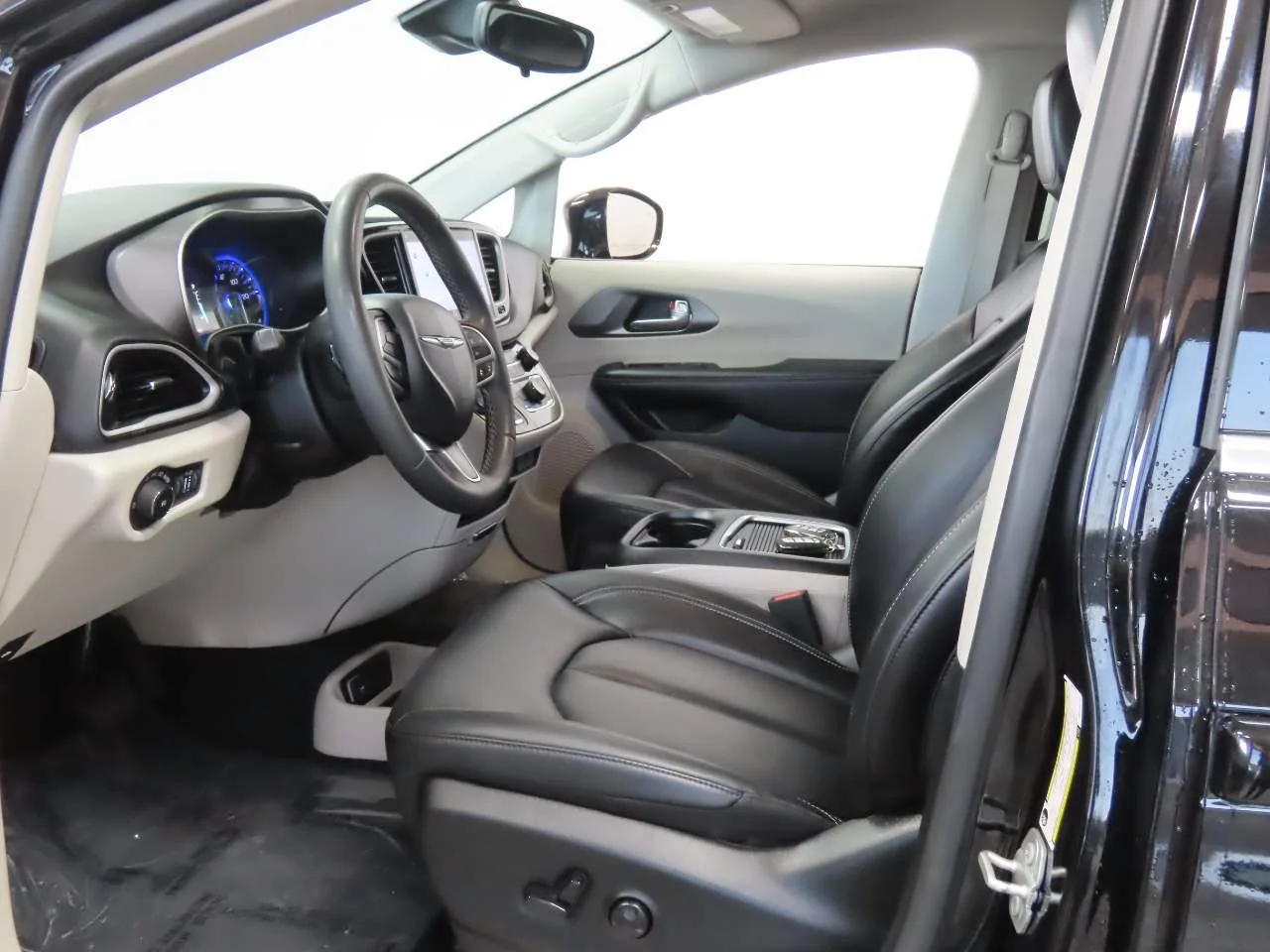 Used 2024  Chrysler Touring L image 13