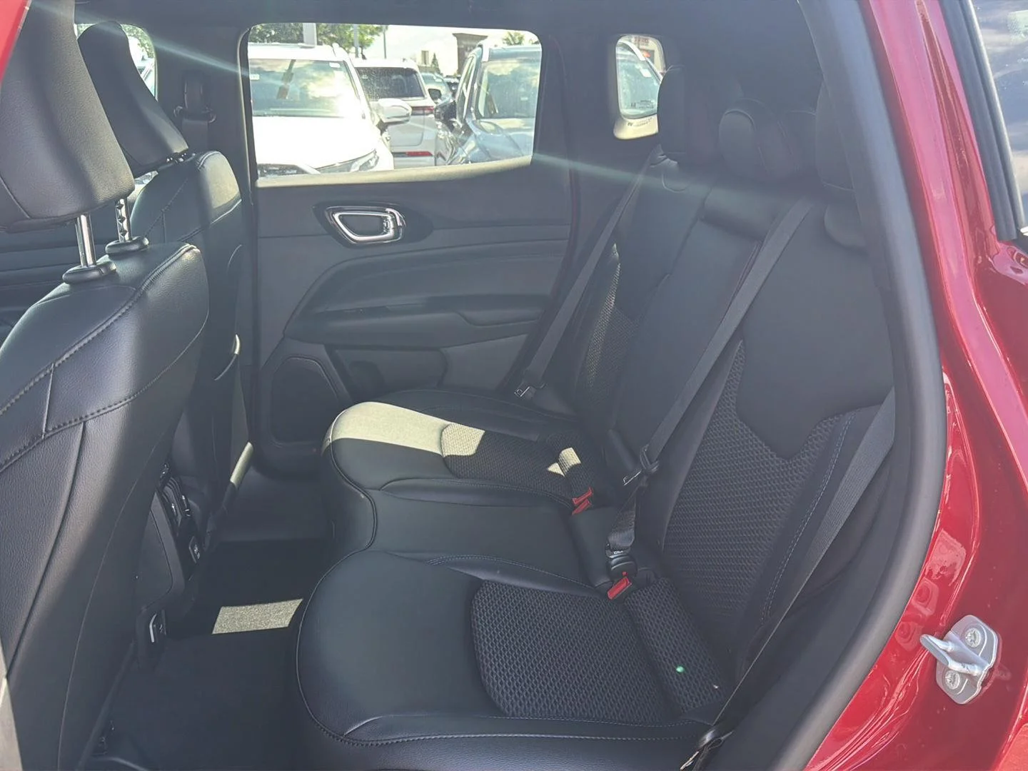New 2026 Red Hot Pearl-Coat Exterior Paint Jeep Latitude Altitude image 18