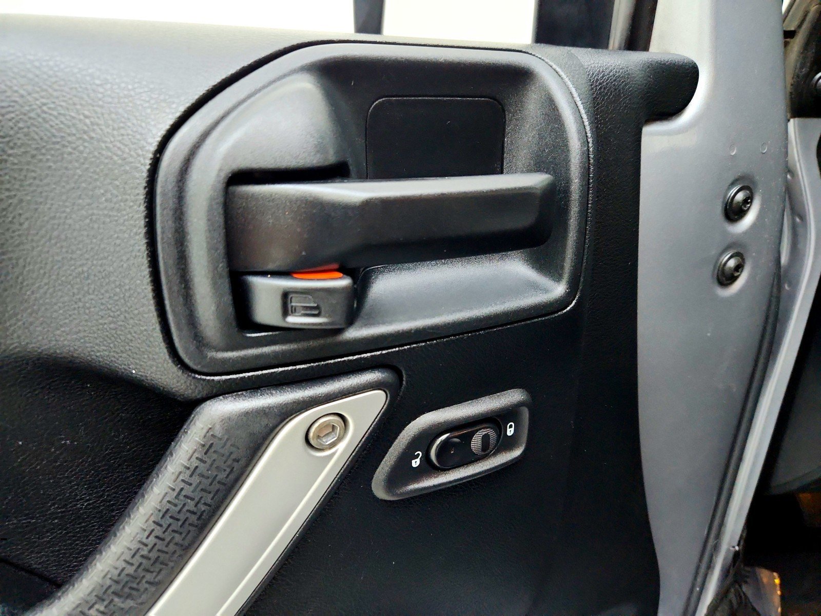Used 2018 Billet Silver Metallic Clearcoat Jeep Sahara image 18