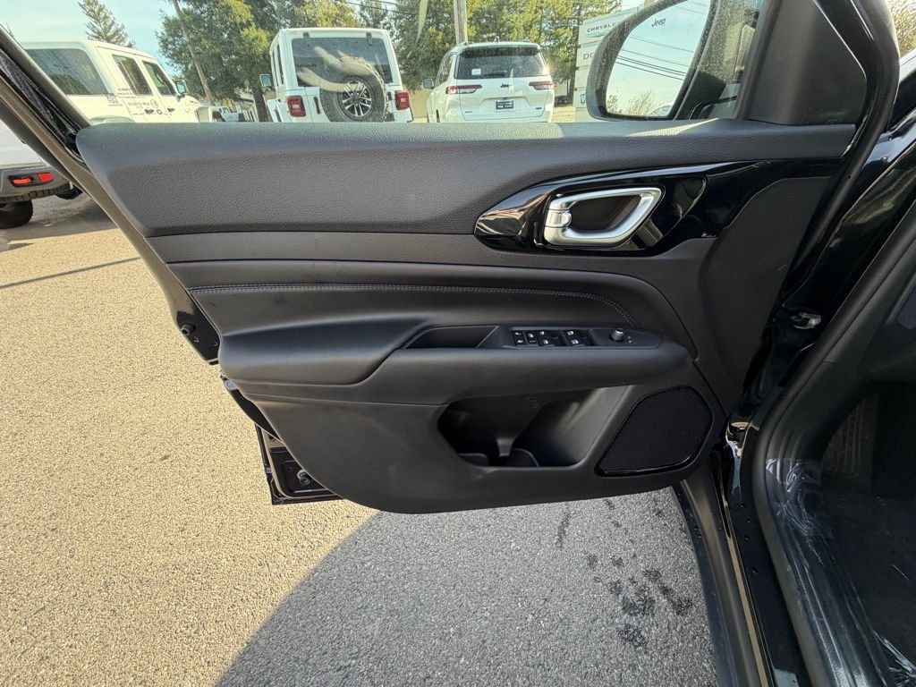 New 2026 Diamond Black Crystal Pearl-Coat Exterior Paint Jeep Latitude image 10