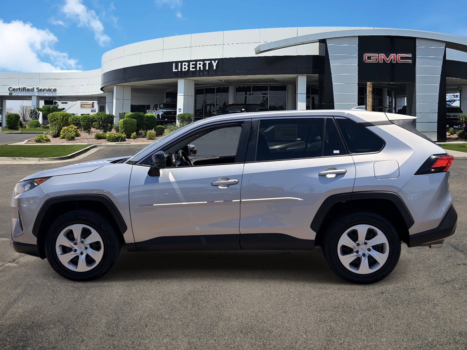 Used 2022 Silver Toyota LE image 27