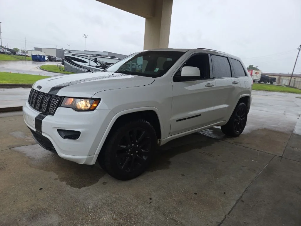 Used 2019 White/off-white Jeep Altitude image 2