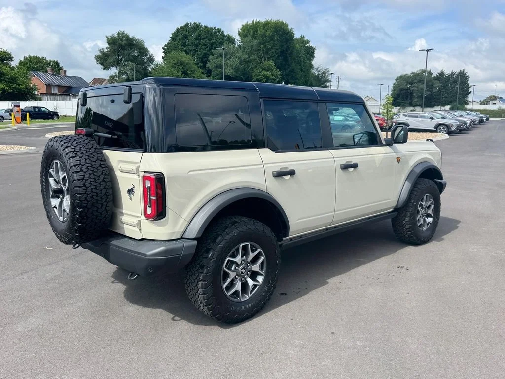 Used 2025 Beige Ford Badlands image 4