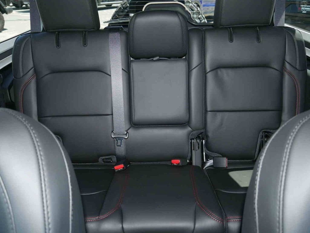 New 2026 Black Clear-Coat Exterior Paint Jeep  image 36