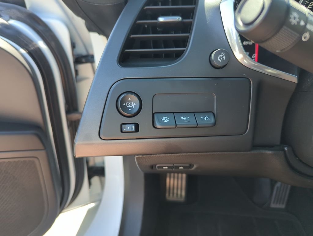 Used 2015 White Chevrolet Stingray Z51 image 15