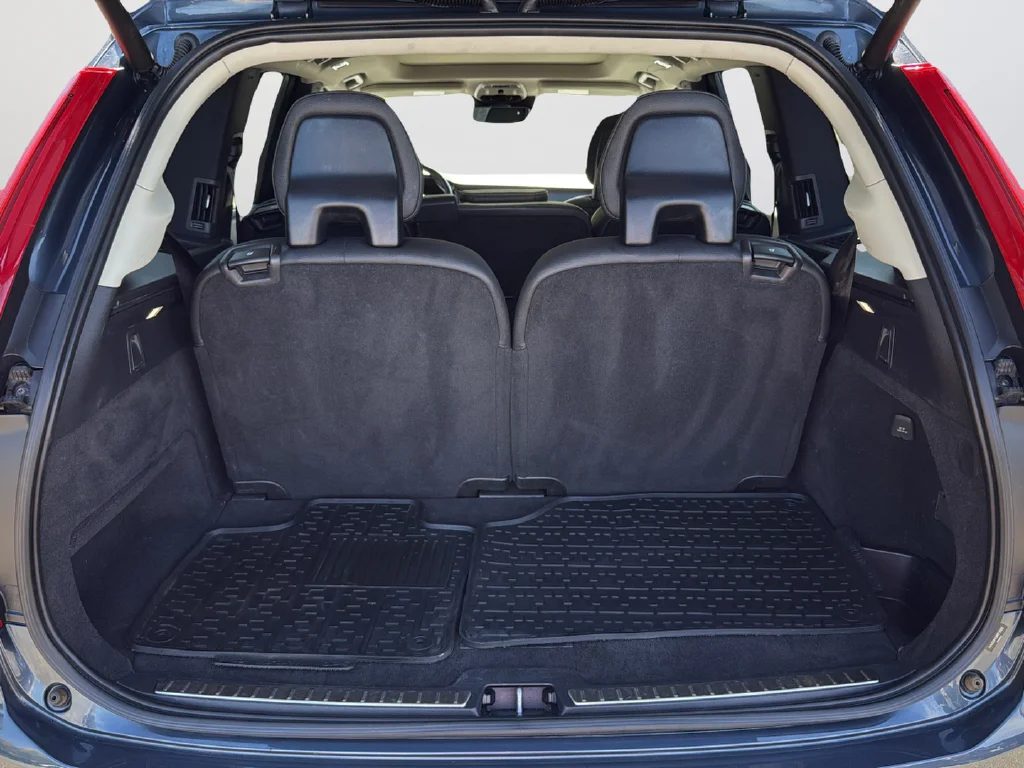 Used 2021 Blue Volvo T6 Momentum image 27