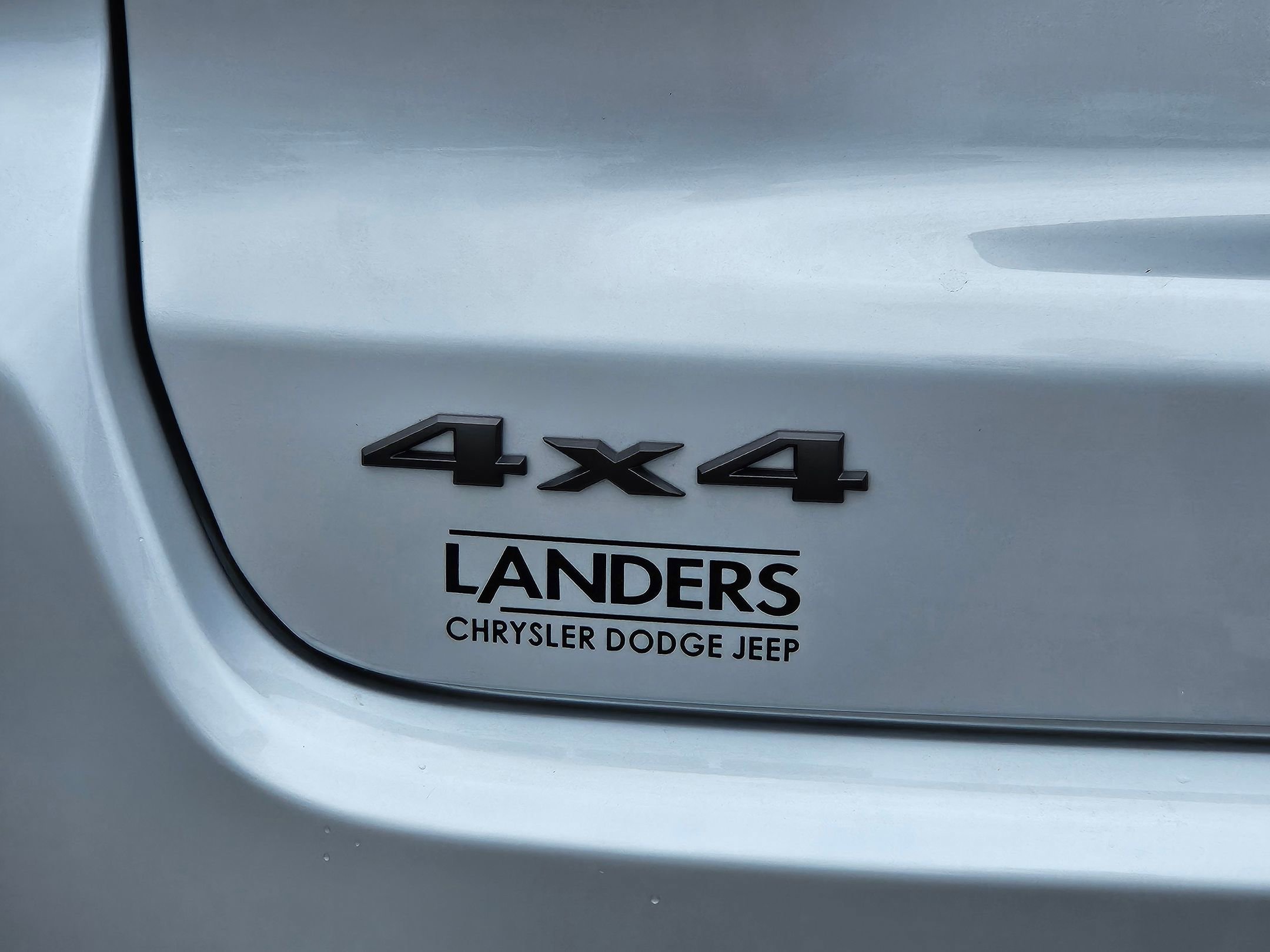New 2026 Silver Zynith Metallic Clear-Coat Exterior Paint Jeep Latitude Altitude image 27