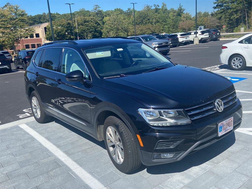 Used 2018 Deep Black Pearl Metallic Volkswagen SE image 3