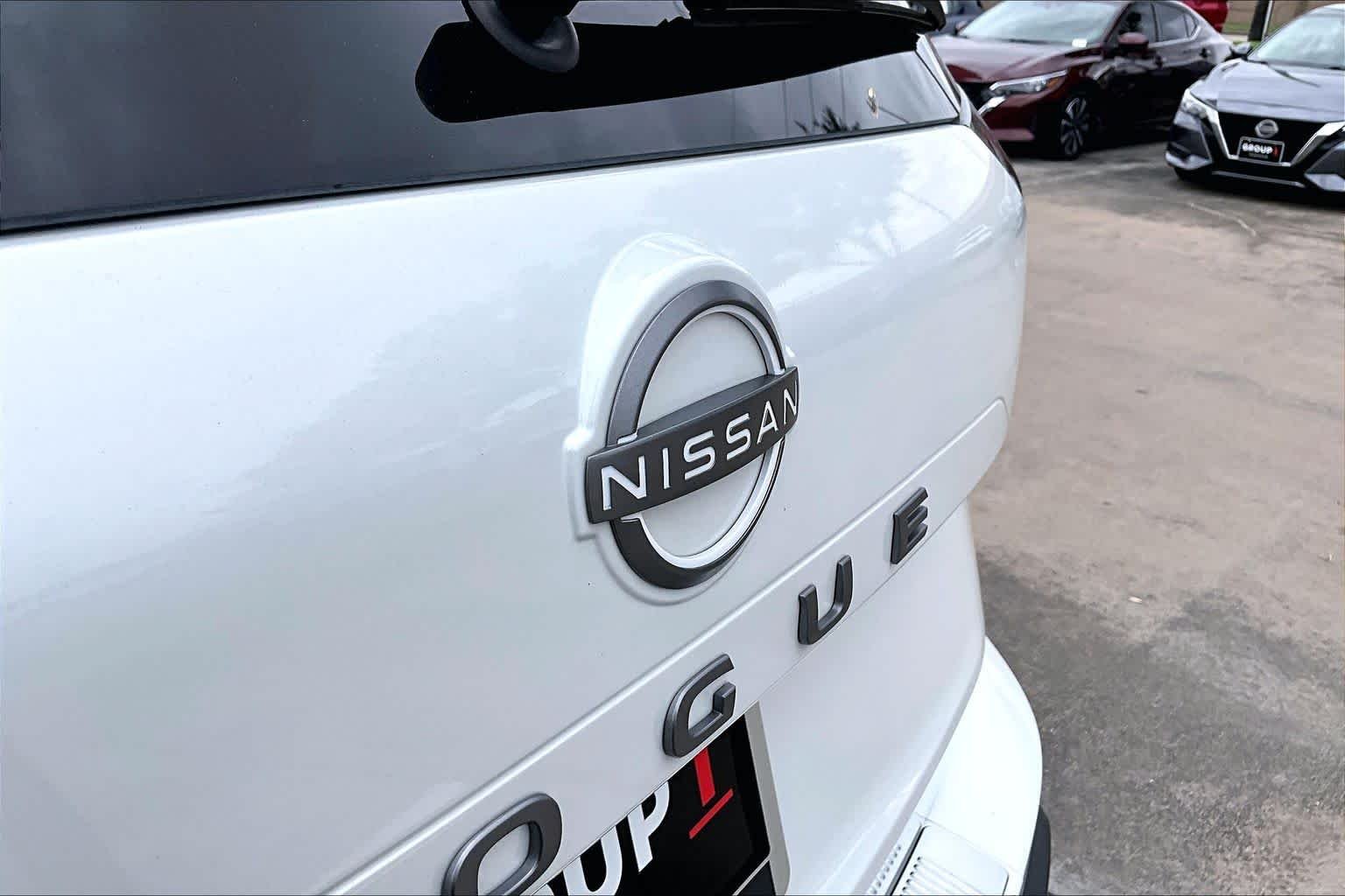 Used 2025 Everest White Pearl Nissan SV image 31