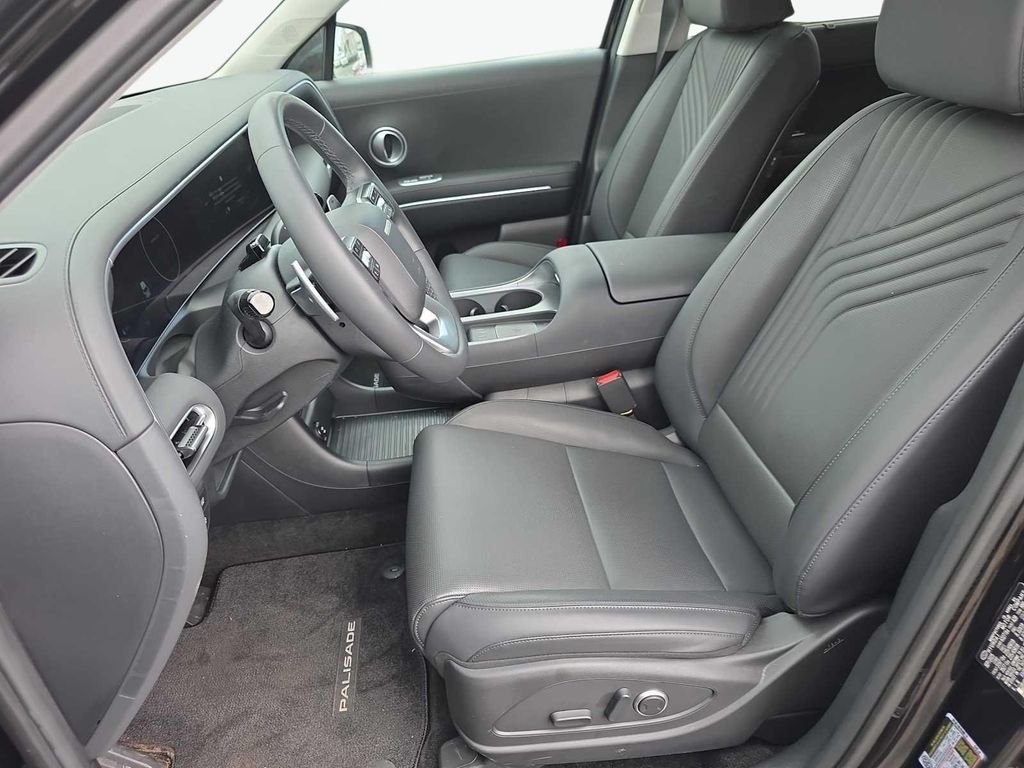 Used 2026 Black Hyundai SEL 7P image 11