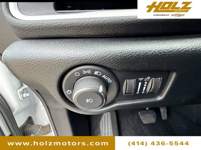 Used 2025 White Chrysler Select image 17