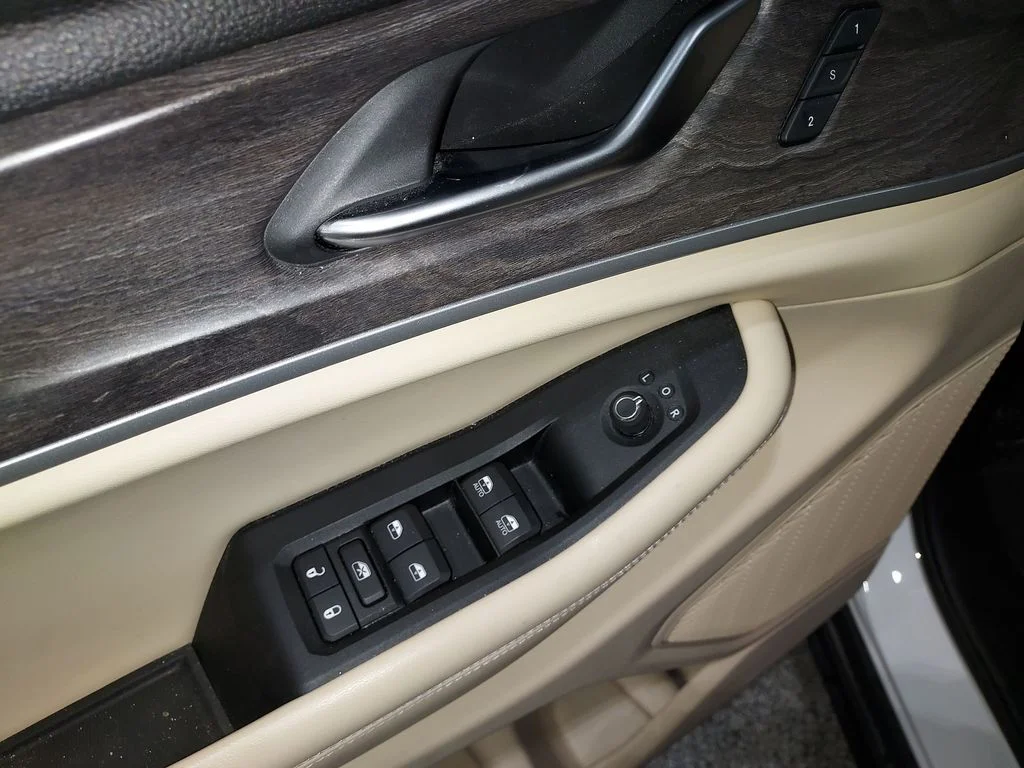 Used 2023 White/off-white Jeep Limited image 19