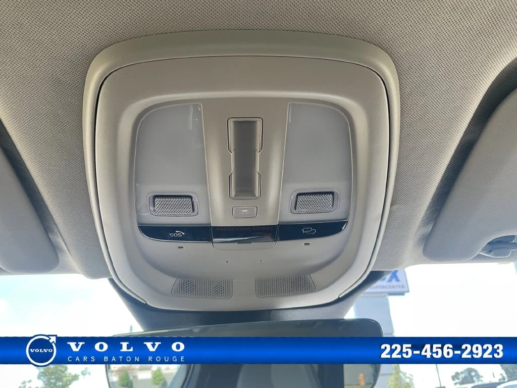 Used 2025 White Volvo B5 Plus image 28