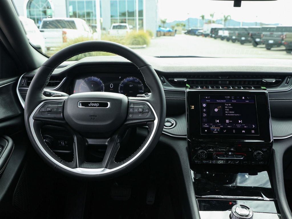 New 2026 Bright White Clear-Coat Exterior Paint Jeep Laredo image 21