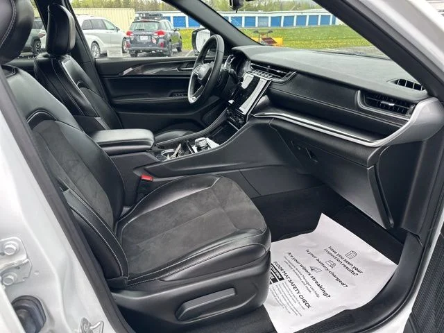 Used 2023 White Jeep Altitude image 9