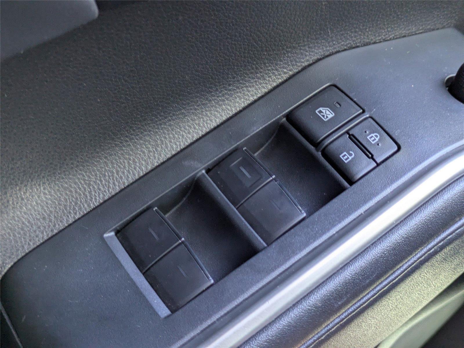 Used 2022 Wind Chill Pearl Toyota XLE image 28