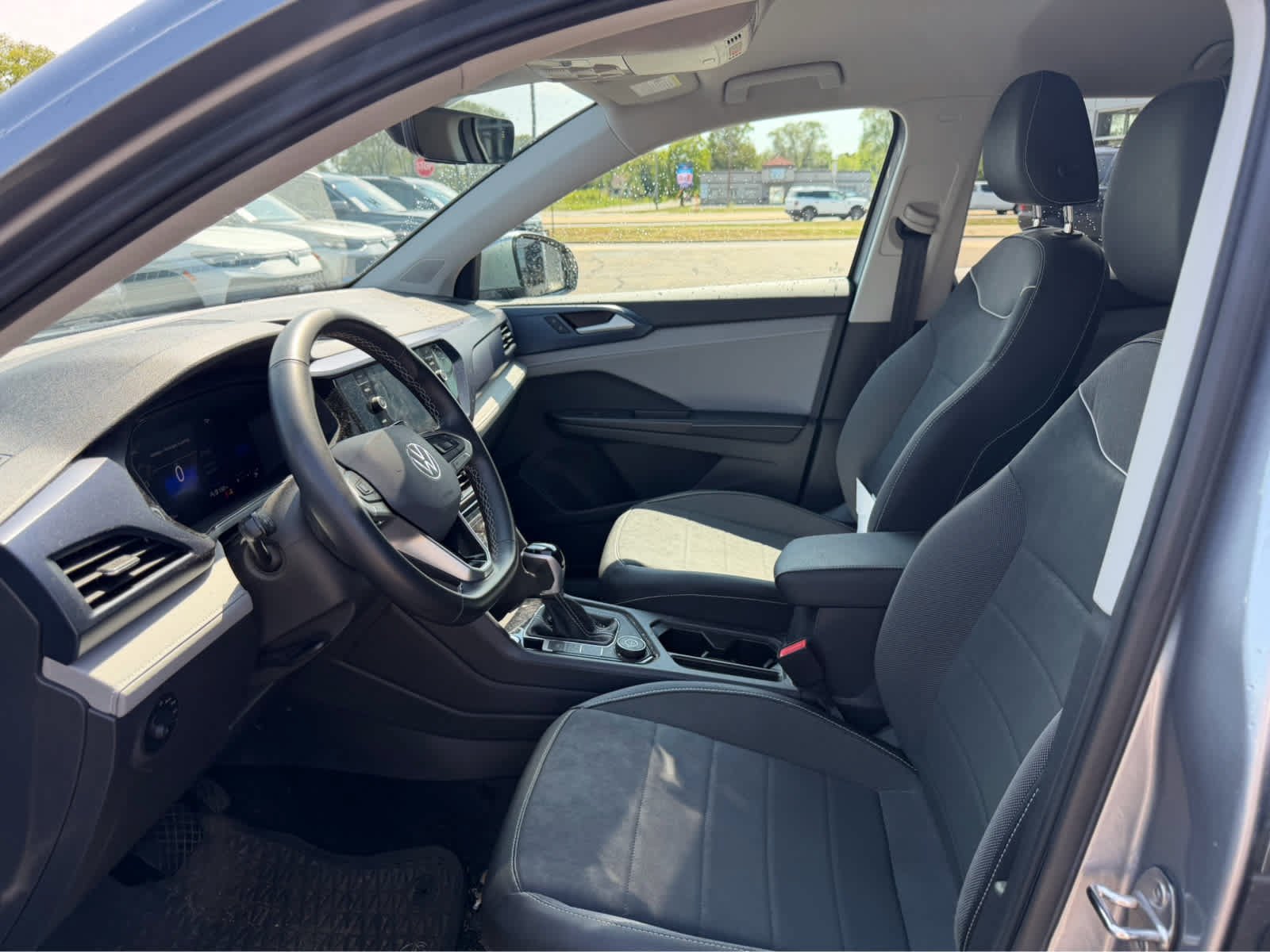 Used 2024 Silver Volkswagen SE image 3
