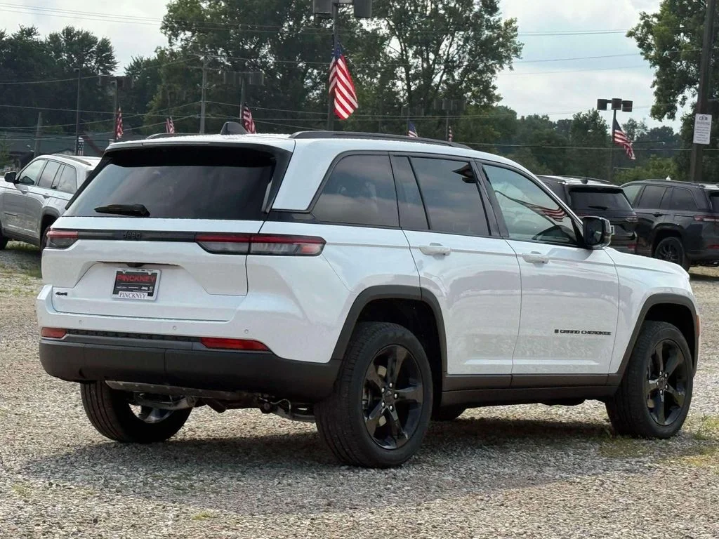 New 2026 Bright White Clear-Coat Exterior Paint Jeep Limited image 7