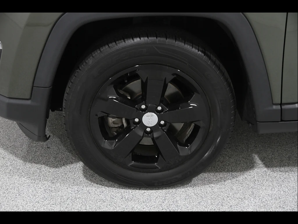 Used 2019 Olive Green Pearl Coat Jeep Latitude image 22