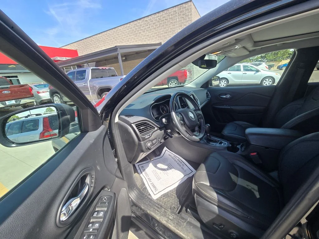 Used 2019 Diamond Black Jeep Trailhawk image 7