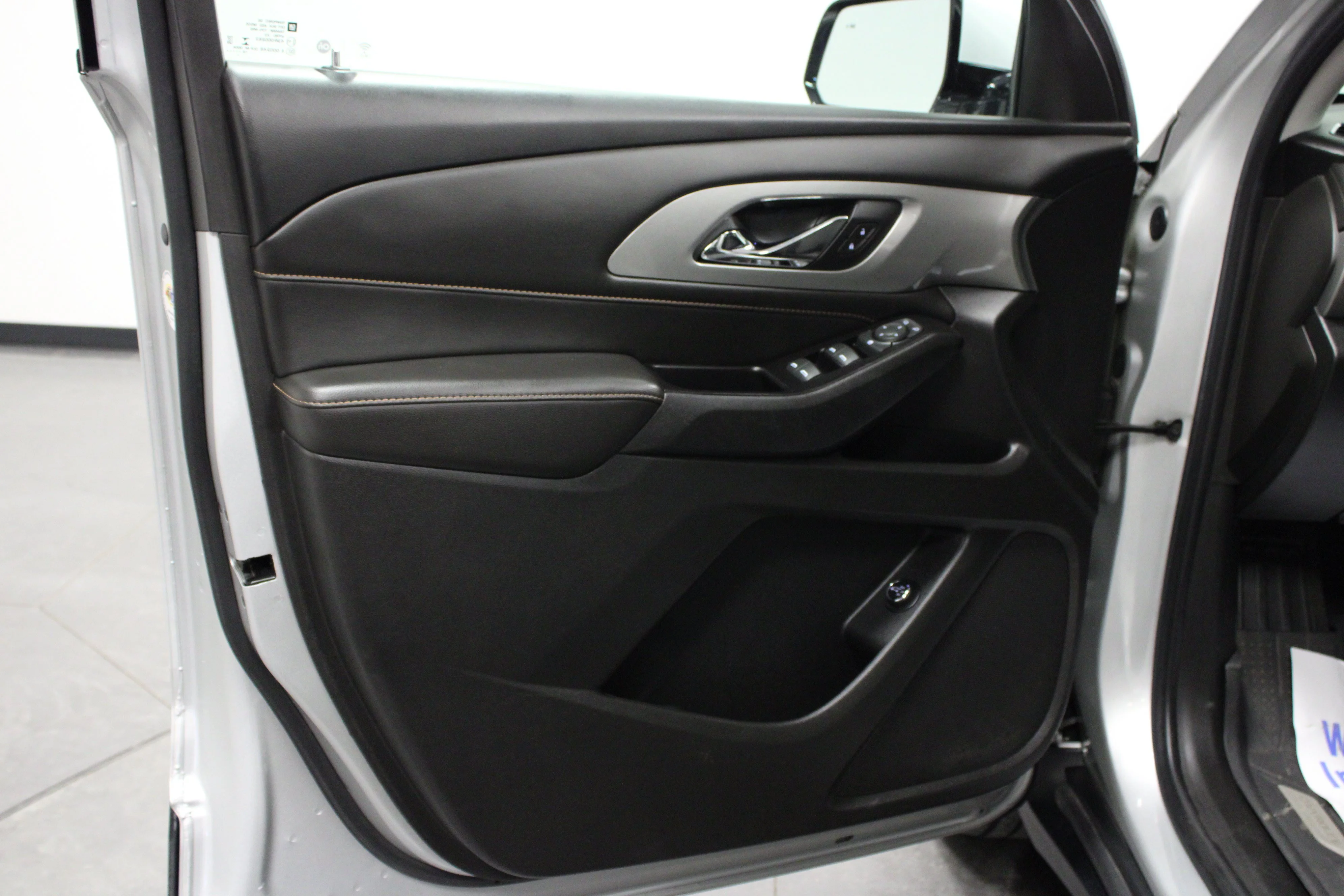 Used 2020 SILVER ICE METALLIC Chevrolet LT Cloth image 11