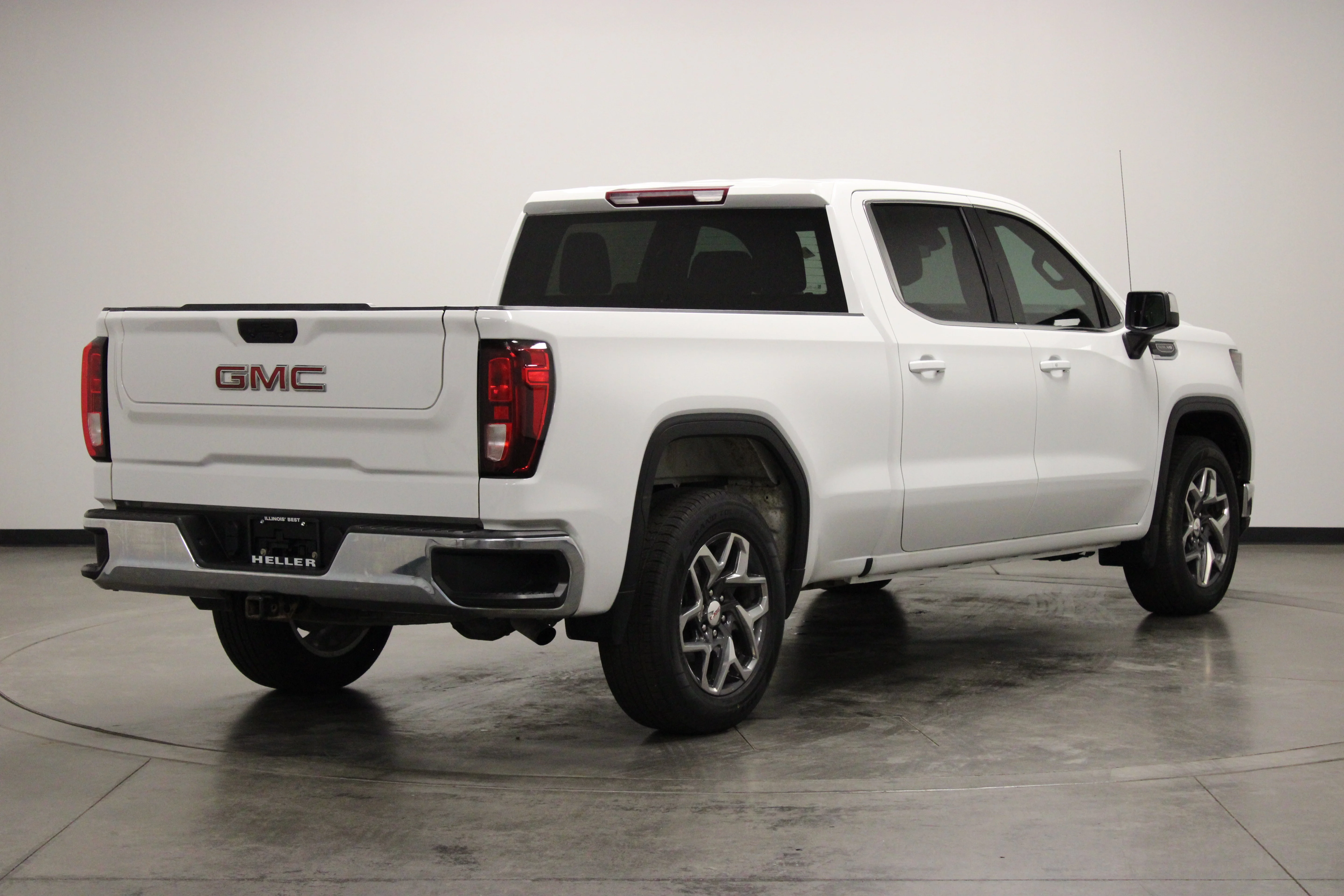 Used 2023 Summit White GMC SLE image 8