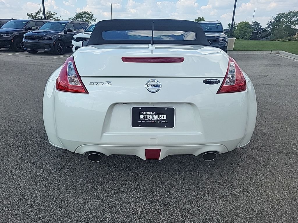 Used 2017 White Nissan Touring Sport image 4