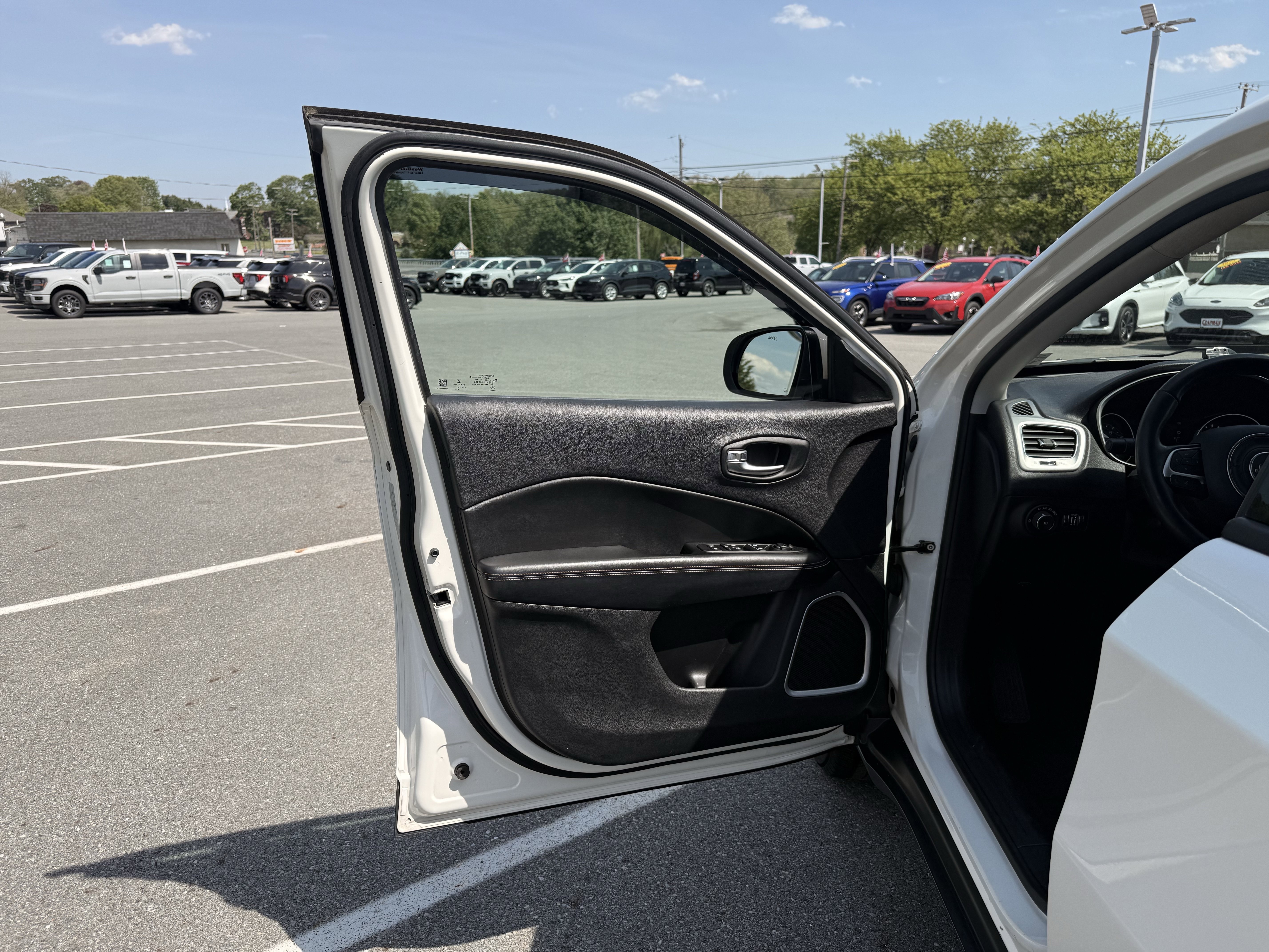 Used 2018 White Clearcoat Jeep Latitude image 11