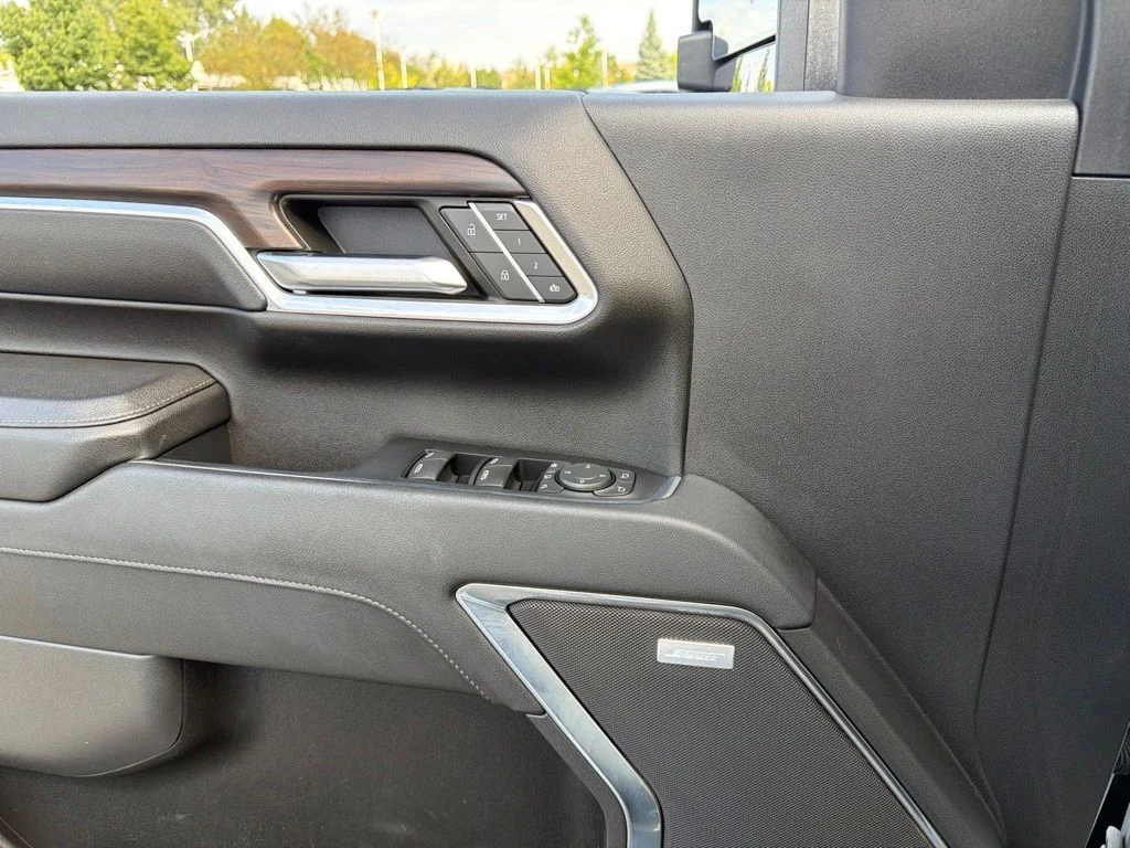 Used 2024 White GMC SLT image 18