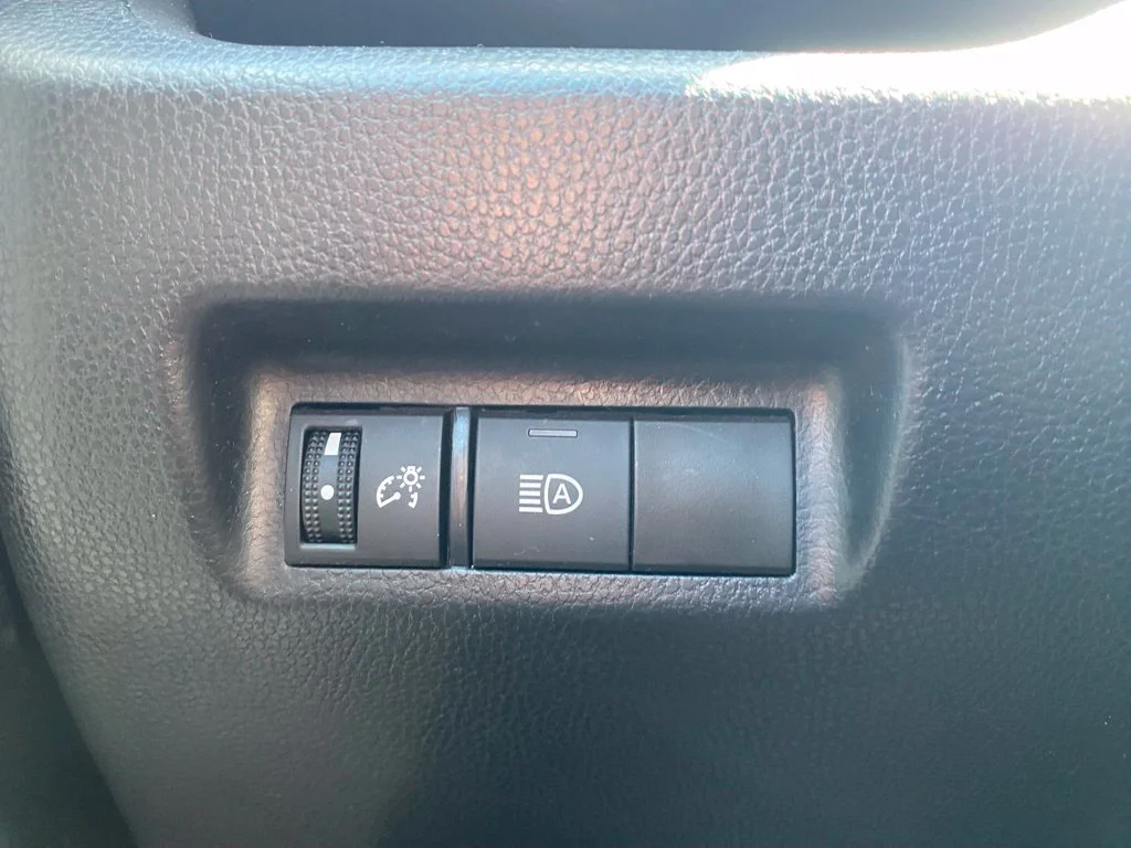 Used 2022 Silver Toyota XLE image 27