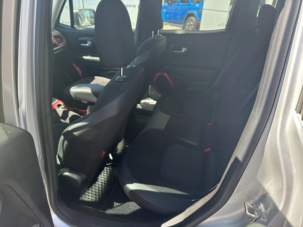 Used 2018 Glacier Metallic Jeep Trailhawk image 15