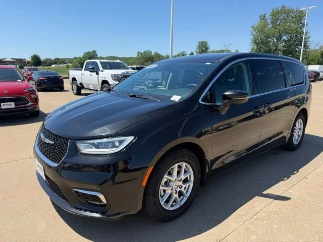Used 2023 Black Chrysler Touring L image 7