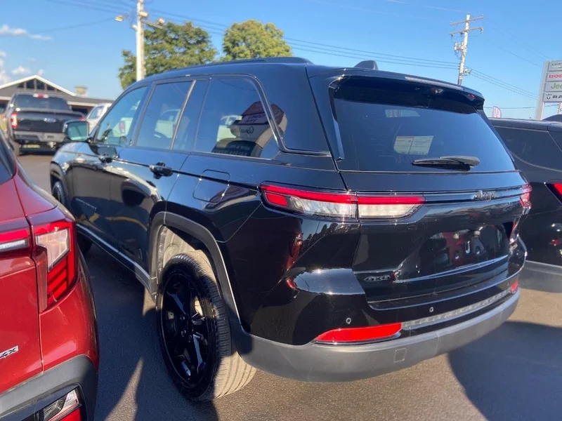 Used 2024 Diamond Black Crystal Pearlcoat Jeep Limited image 4