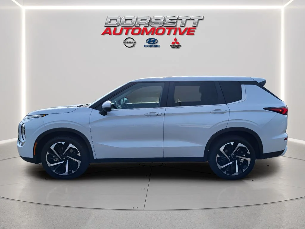 Used 2024 White Diamond Mitsubishi SE image 9