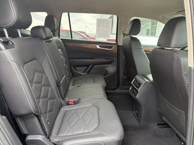 Used 2025  Volkswagen 2.0T SE w/Technology image 50
