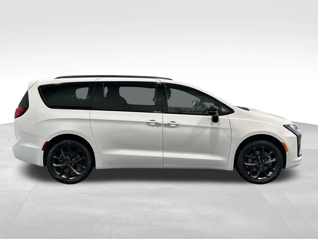 New 2027 Bright White Clear-Coat Exterior Paint Chrysler Limited image 8