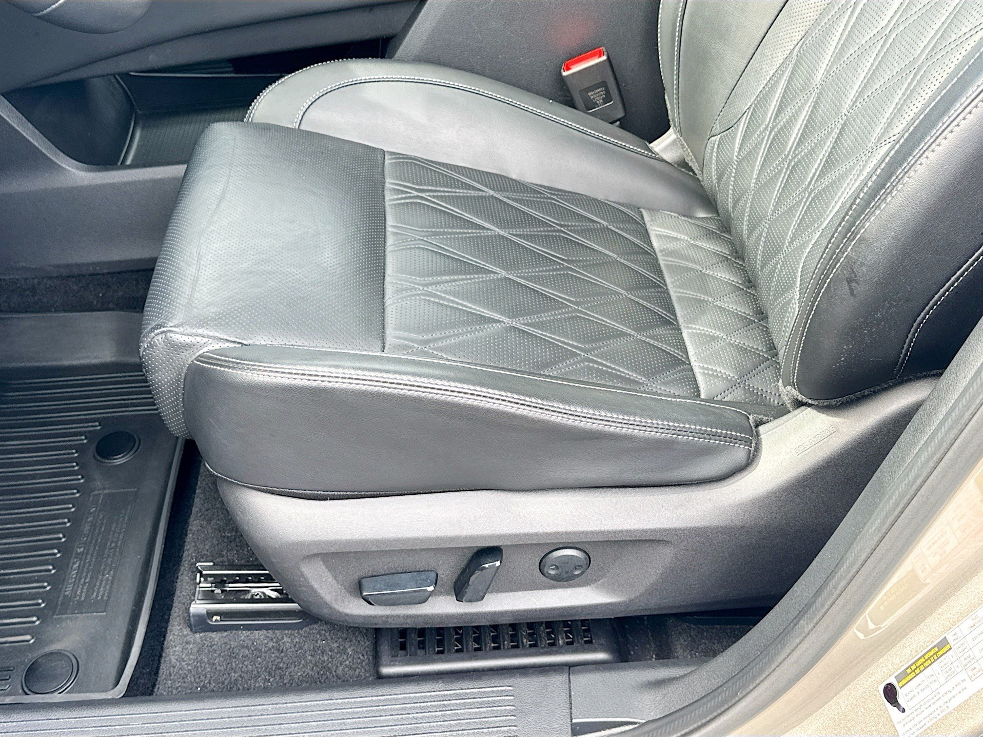 Used 2021 Champagne Silver Metallic Nissan Platinum image 19
