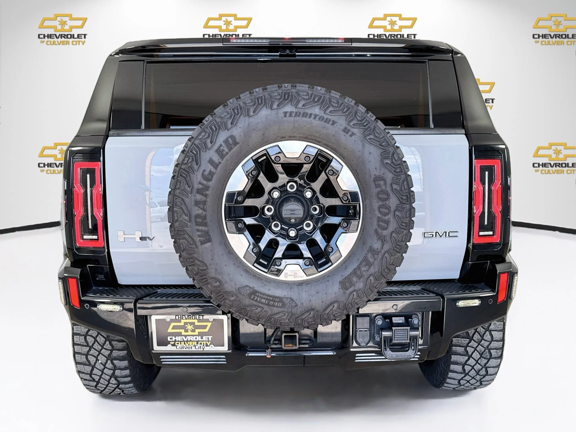 Used 2024 Meteorite Metallic (Grey) GMC 2X image 7