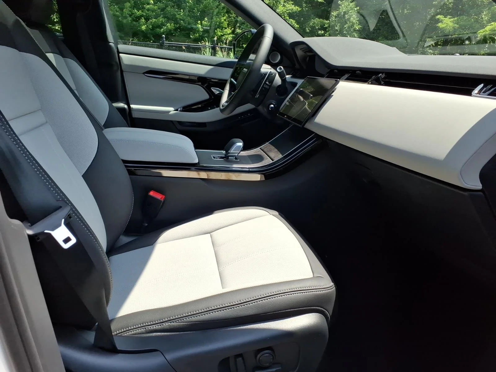 New 2026 Fuji White Land Rover P250 Hoxton Edition image 3
