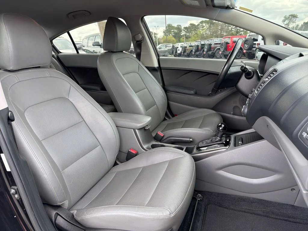 Used 2017 Black Kia EX image 22