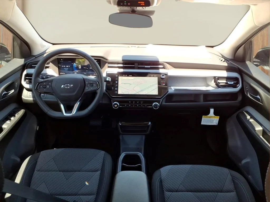 New 2027 Summit White Chevrolet LT image 24