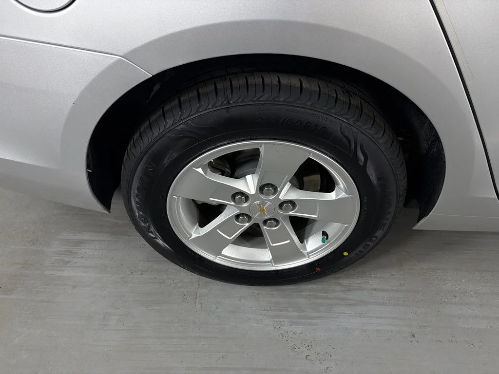 Used 2015 Silver Chevrolet LT image 13