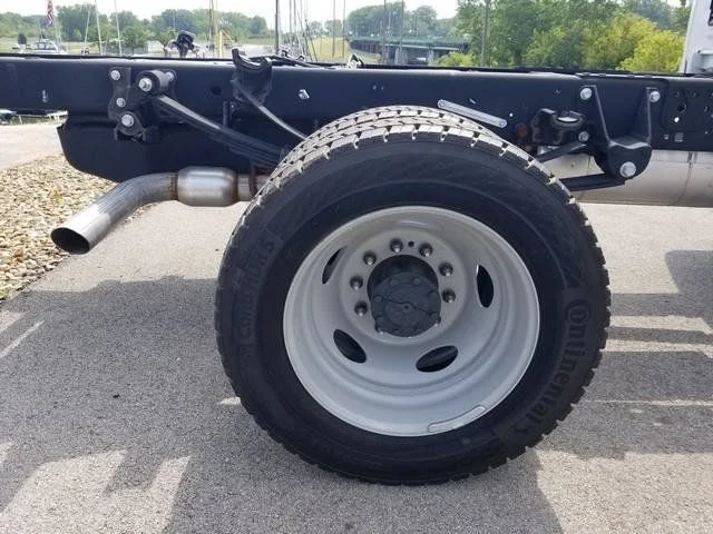 New 2026 Oxford White Ford F-550® XL image 4
