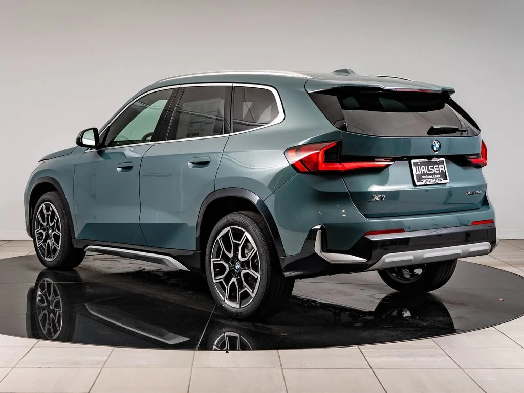 New 2026 Cape York Green Metallic BMW xDrive28i image 6