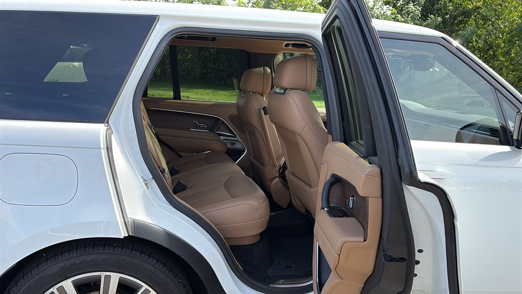 Used 2023 White Land Rover SE image 28