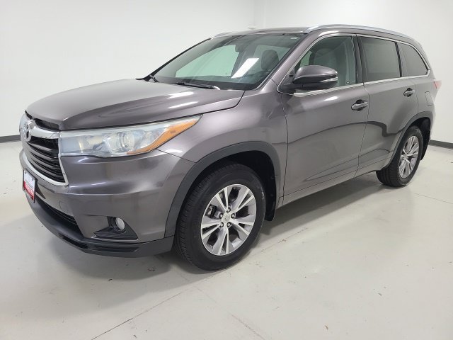 Used 2015 Predawn Gray Mica Toyota XLE image 3