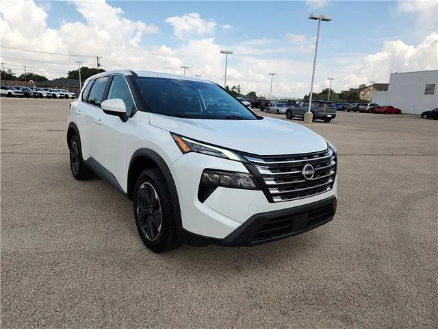 Used 2024 Everest White Pearl Nissan SV image 7