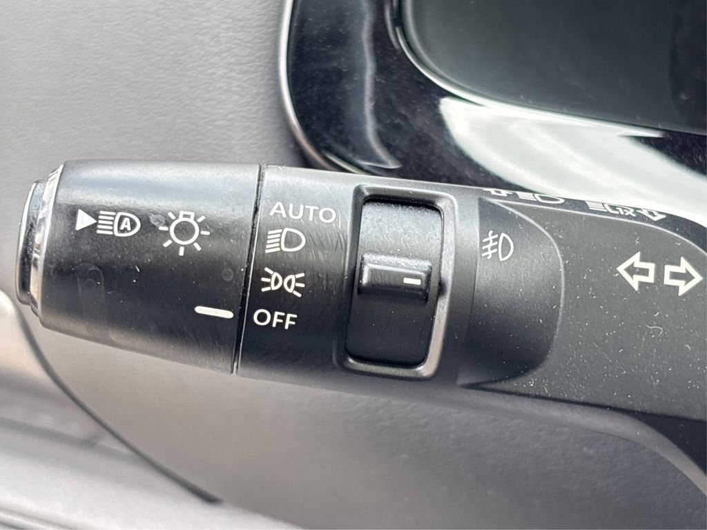 Used 2023 Silver Nissan SL image 28