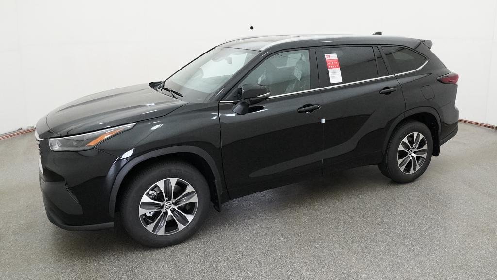 New 2026 Midnight Black Metallic Toyota XLE image 5