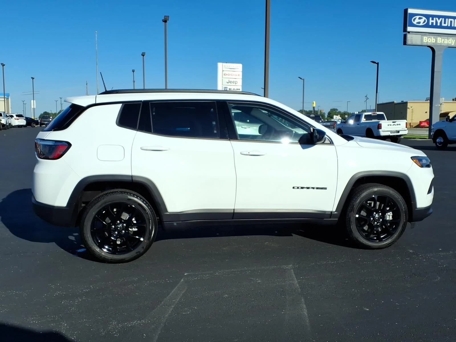 New 2026 Bright White Clear Coat Jeep Latitude Altitude image 2